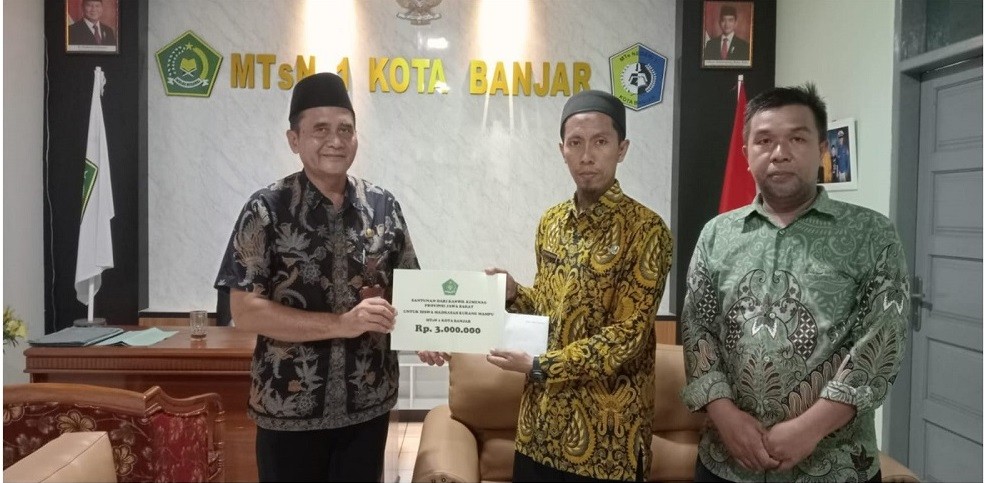 MTsN 1 Kota Banjar Salurkan Santunan Untuk Tiga Orang Siswa Kurang Mampu